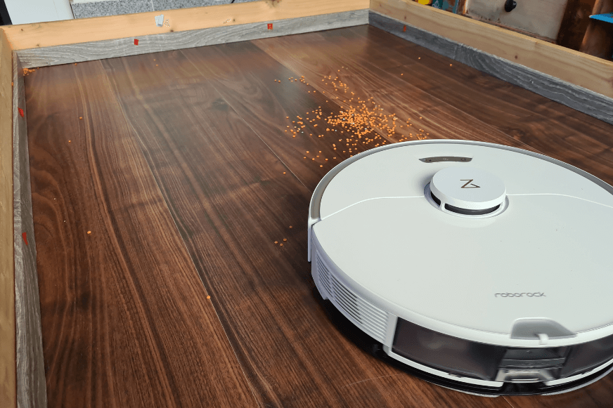 Чечевица всасывается во время теста на ламинате с помощью Roborock S7 Pro Ultra 